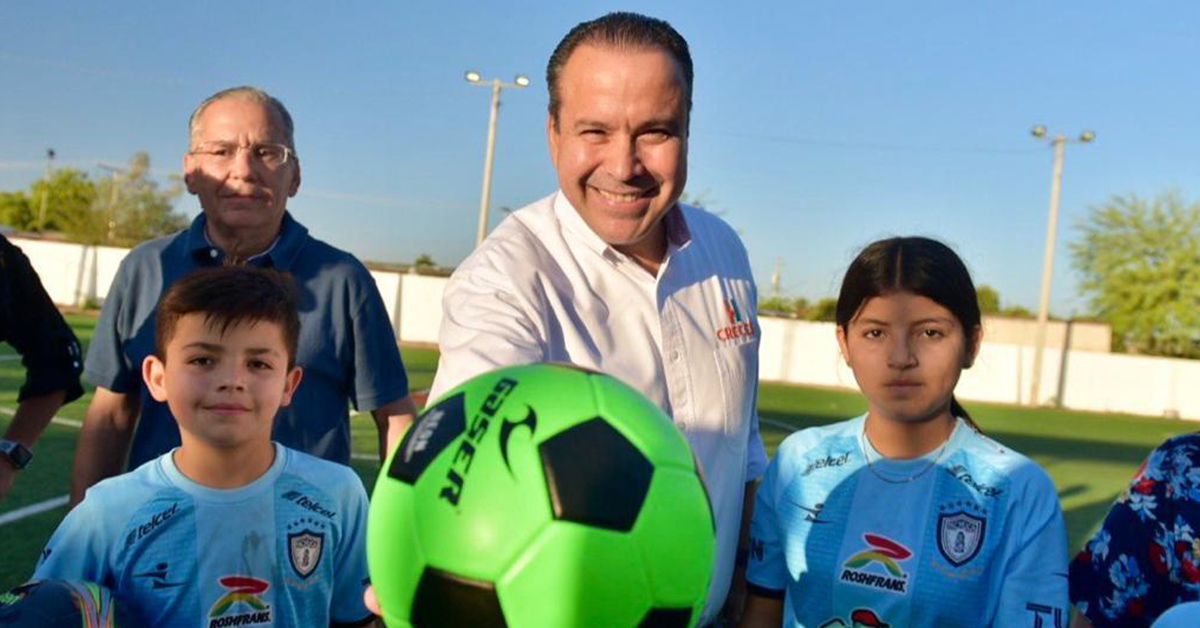 Entrega Toño Astiazarán rehabilitación con pasto sintético a cancha del Centro Hábitat Solidaridad I
