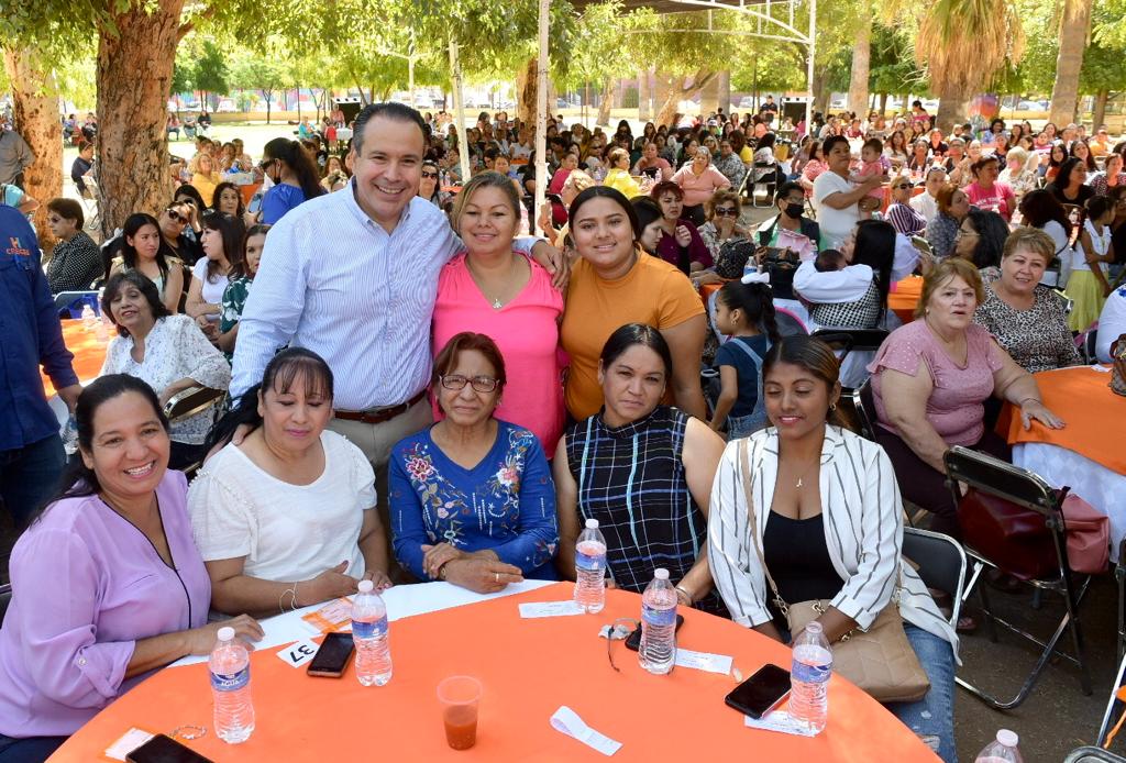 Festeja Toño Astiazarán a madres de familia de 34 colonias de Hermosillo Festeja Toño Astiazarán a madres de familia de 34 colonias de Hermosillo