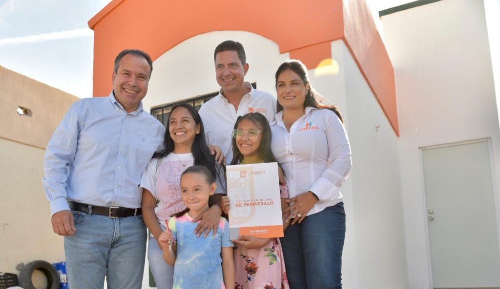 Entrega Toño Astiazarán cinco viviendas a familias Con Hogar CRECES