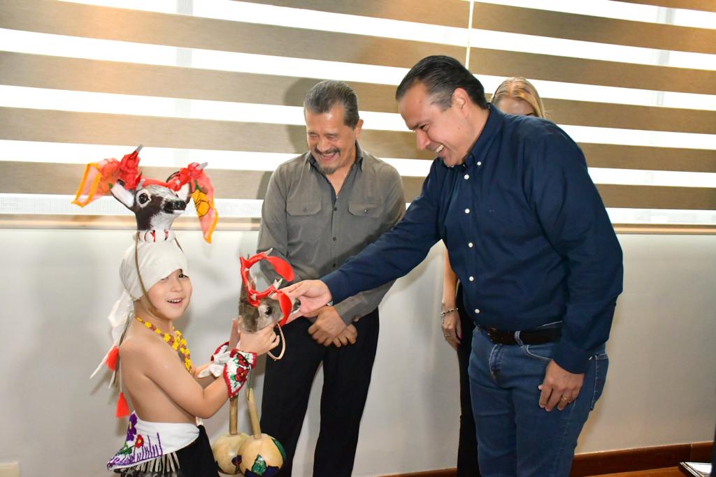 Obsequia Toño Astiazarán cabeza de venado a niño danzante
