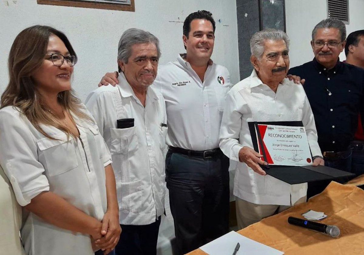 Reconocen trayectoria de vida a Don Jorge Enríquez Valle, «la voz de oro»