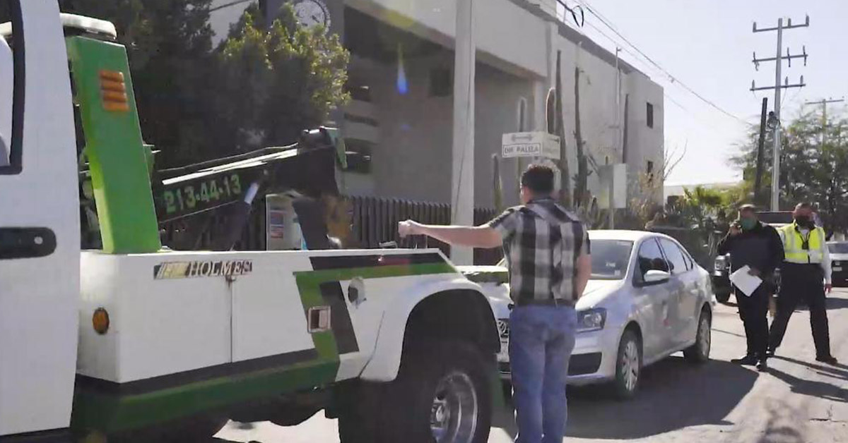 Anuncia Toño Astiazarán que se elimina cobro de arrastre de grúa
