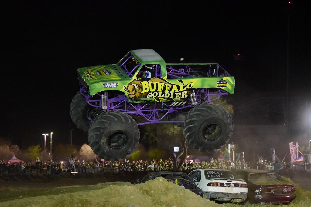 Disfrutan 10 mil personas espectaculares acrobacias en Monster Truck HMO