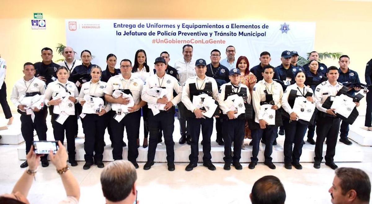 Entrega Toño Astiazarán uniformes y chalecos balísticos a policías municipales