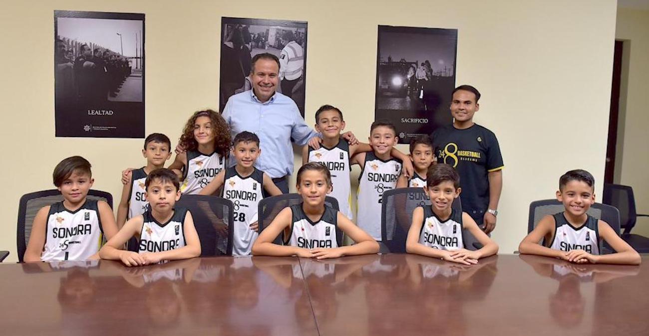 Apoya Toño Astiazarán a equipo rumbo al Festival Nacional de MiniBasketball en Mérida