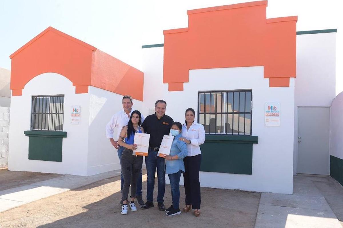 Entrega Toño Astiazarán viviendas a 3 familias más