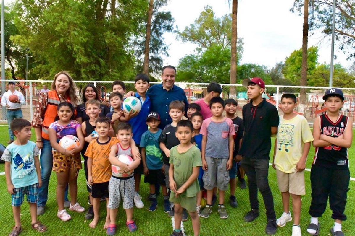 Entrega Toño Astiazarán rehabilitación al Parque de los Yaquis en la colonia Ranchito