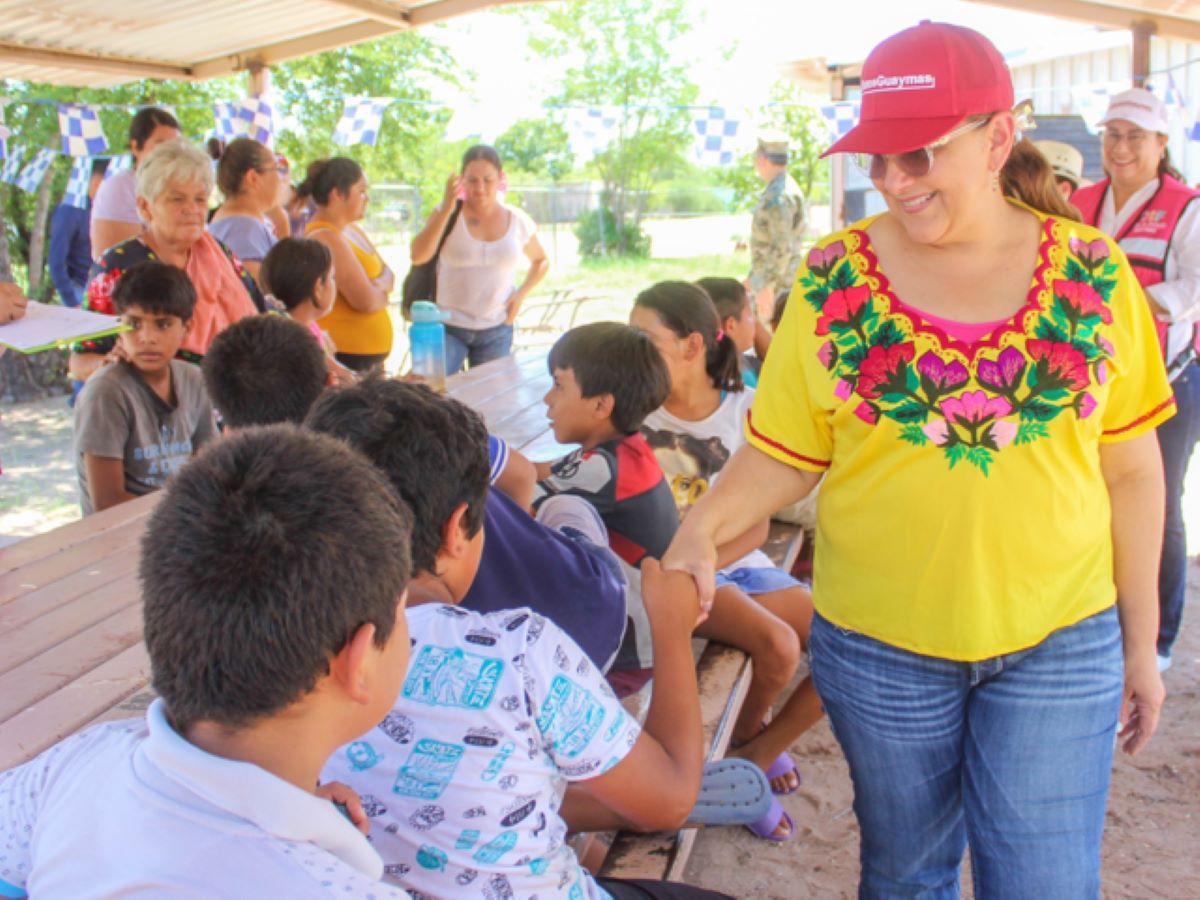 Entrega Doctora Karla Córdova González útiles escolares en comunidades