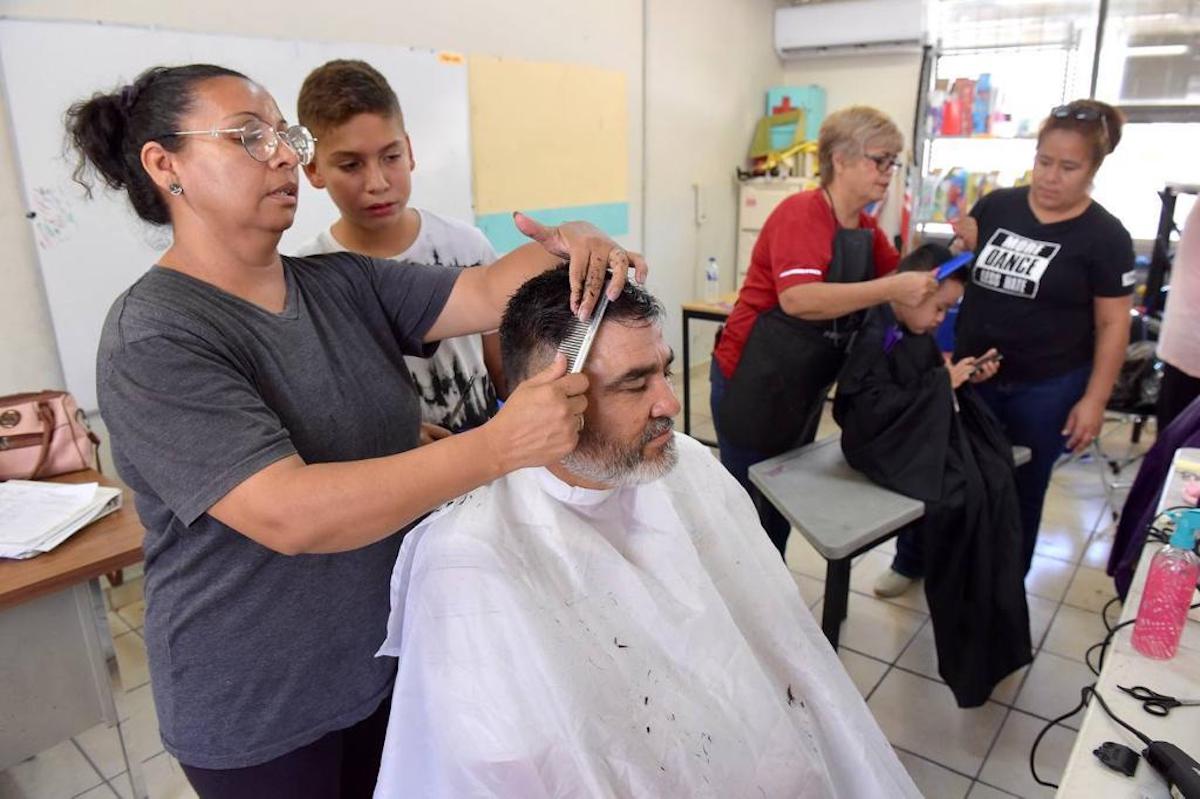Impulsa Maxi Apoyo el inicio de una barbería familiar