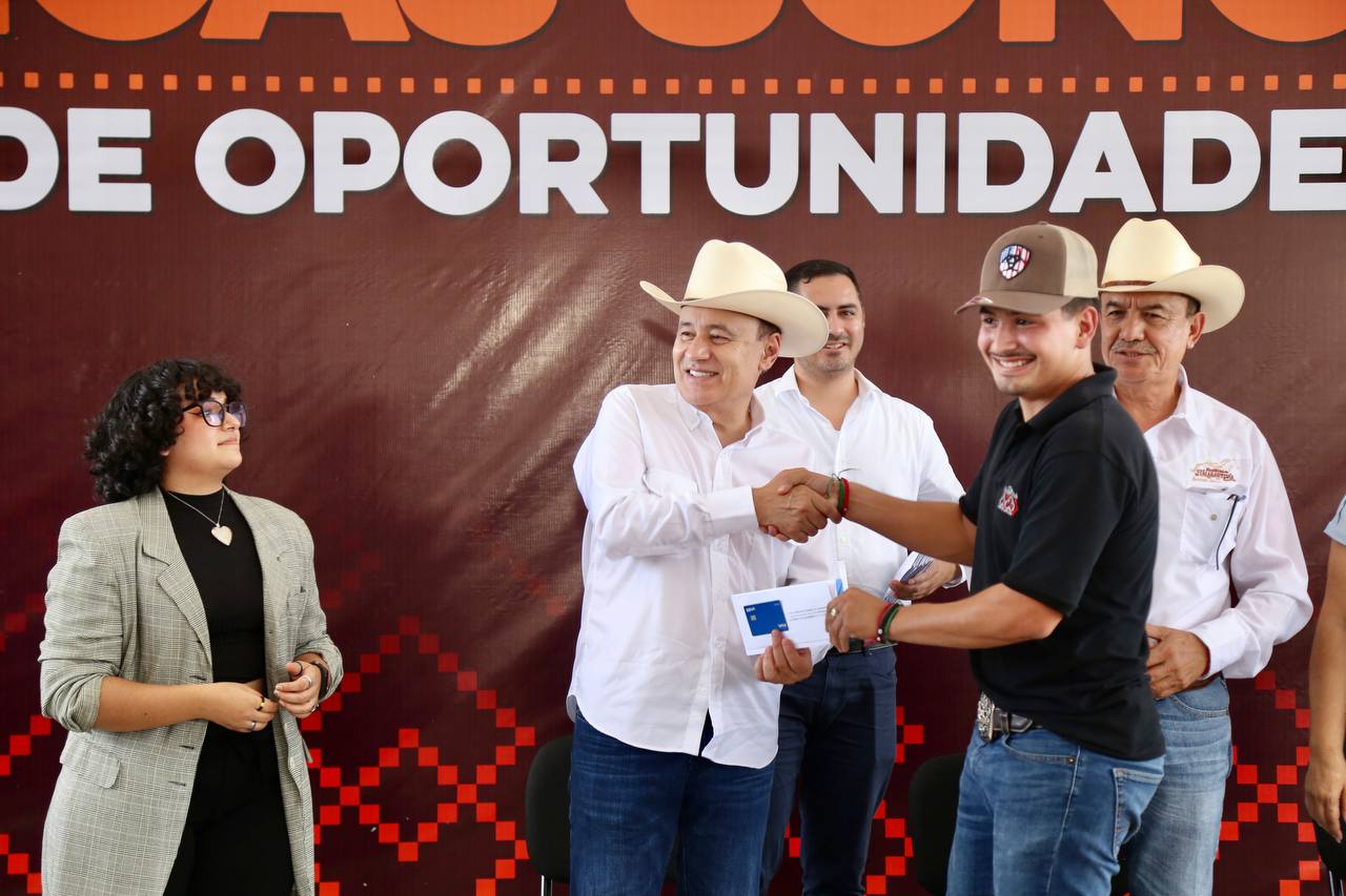 Beneficia gobernador Alfonso Durazo a más de dos mil estudiantes con becas en Caborca y Moctezuma