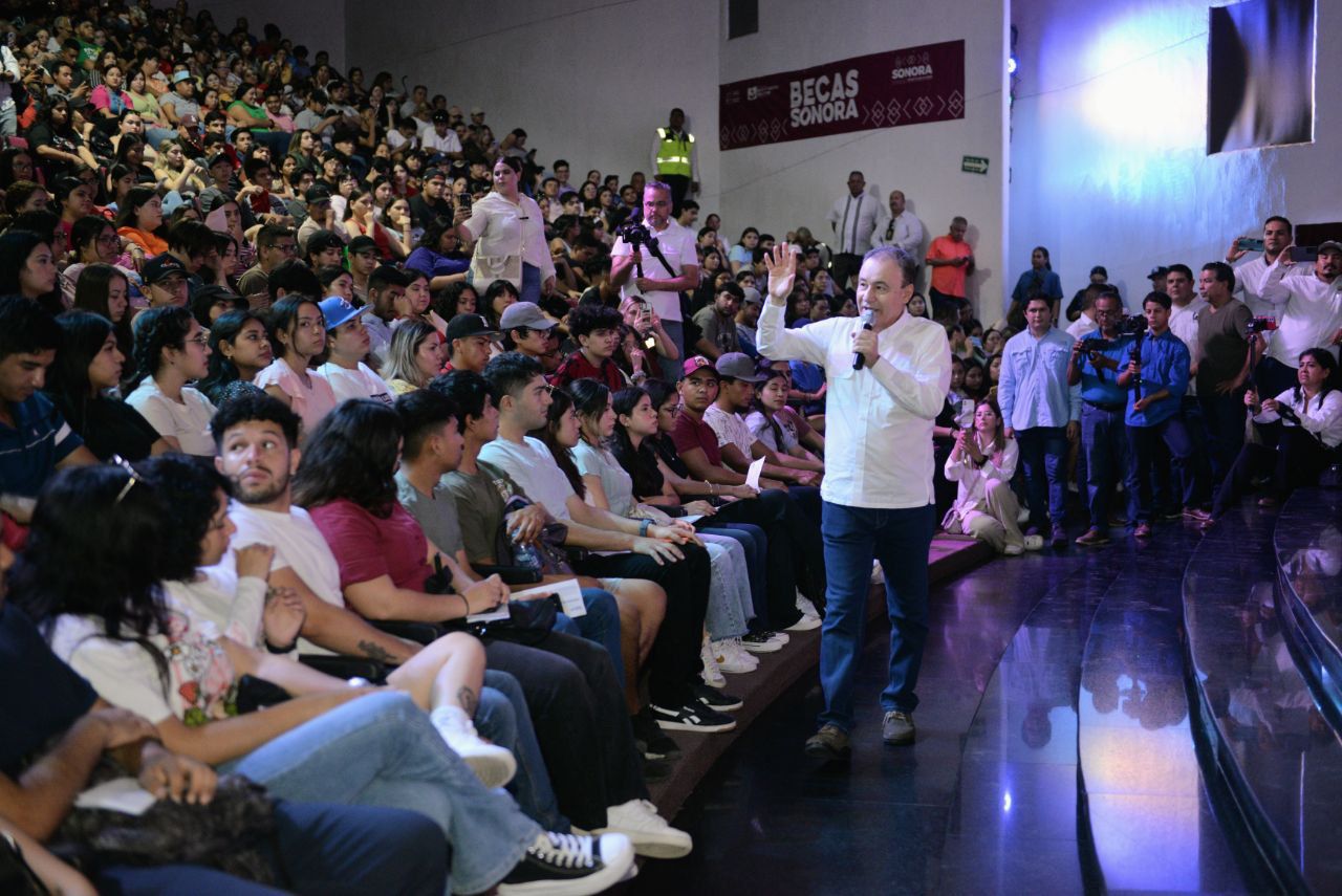Beneficia gobernador Durazo a habitantes de Guaymas con entrega de becas y banderazo de obras de modernización