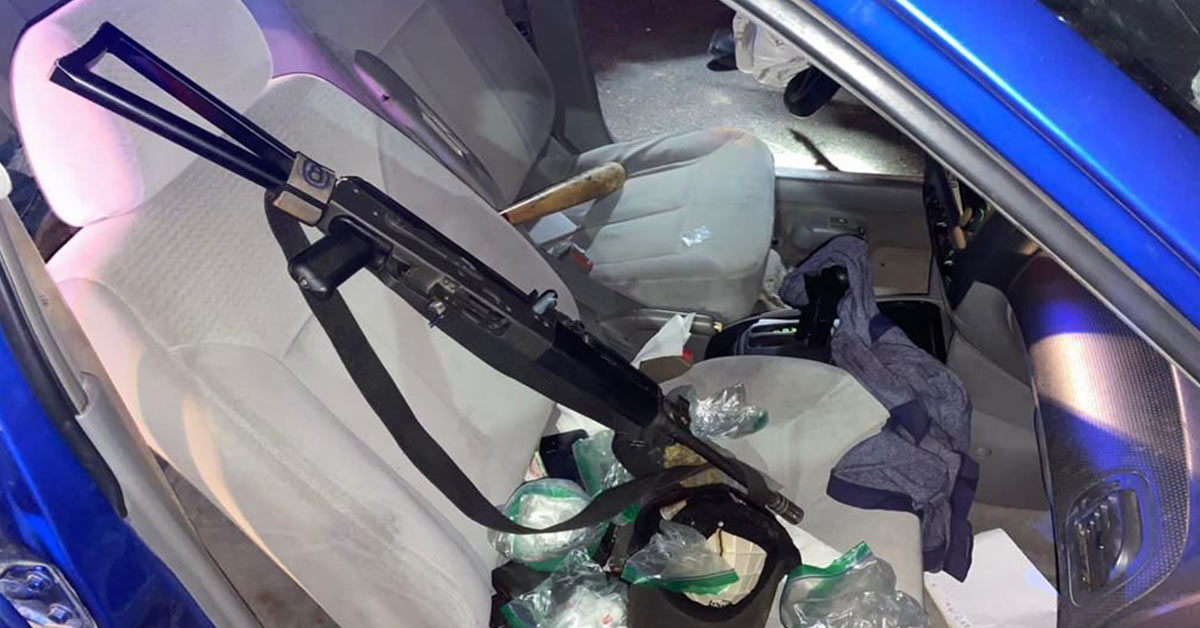 Elementos de los tres niveles de gobierno aseguran en Caborca a dos personas, un vehículo, armas y drogas