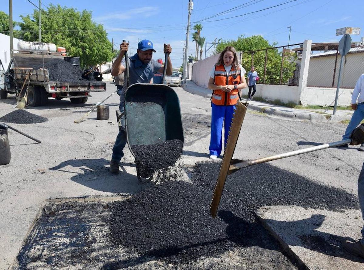 Visitan la colonia Bachoco con jornada de bacheo Un Día en tu Colonia
