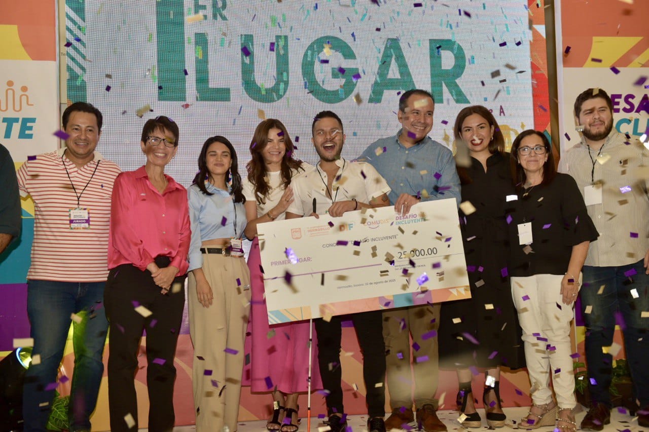Premia Toño Astiazarán a ganadores de Desafío Incluyente