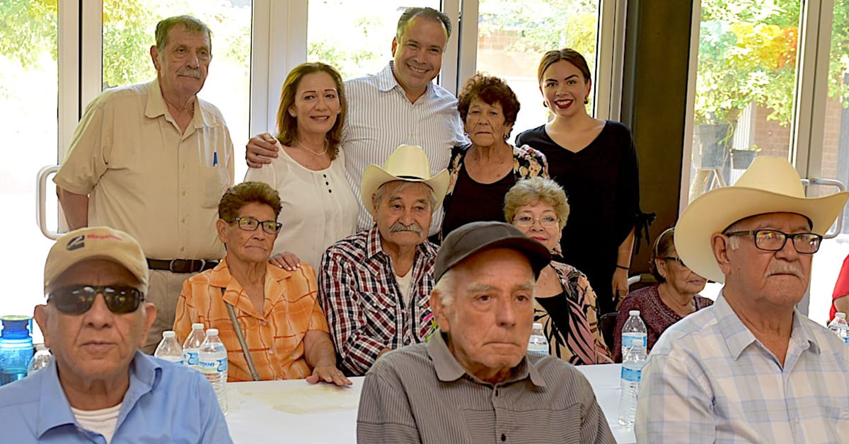 Festeja Toño Astiazarán a adultos mayores de Hermosillo