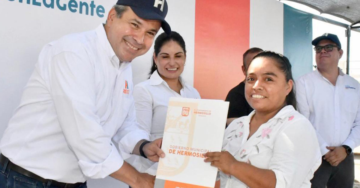 Entrega Toño Astiazarán 106 títulos de propiedad a residentes de Miguel Alemán