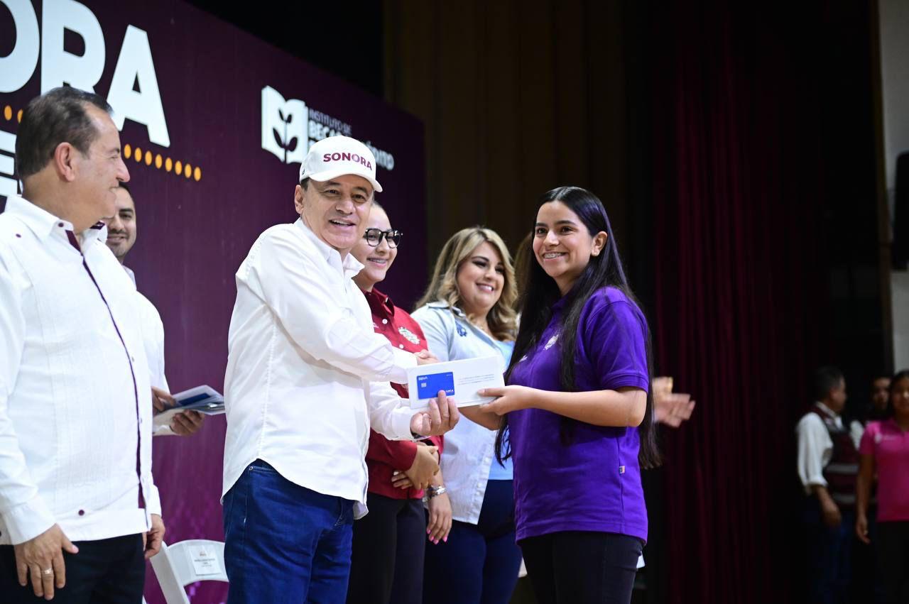 Beneficiamos a más de 110 mil estudiantes con el programa de becas más grande de la historia en Sonora: Alfonso Durazo Beneficiamos a más de 110 mil estudiantes con el programa de becas más grande de la historia en Sonora: Alfonso Durazo
