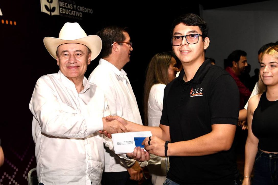 Entrega gobernador Alfonso Durazo programas sociales y educativos en favor de estudiantes y madres de familia en el sur de Sonora