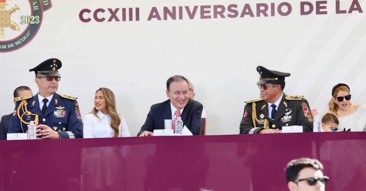 Encabeza gobernador Alfonso Durazo desfile cívico militar por el 213 aniversario de la independencia de México