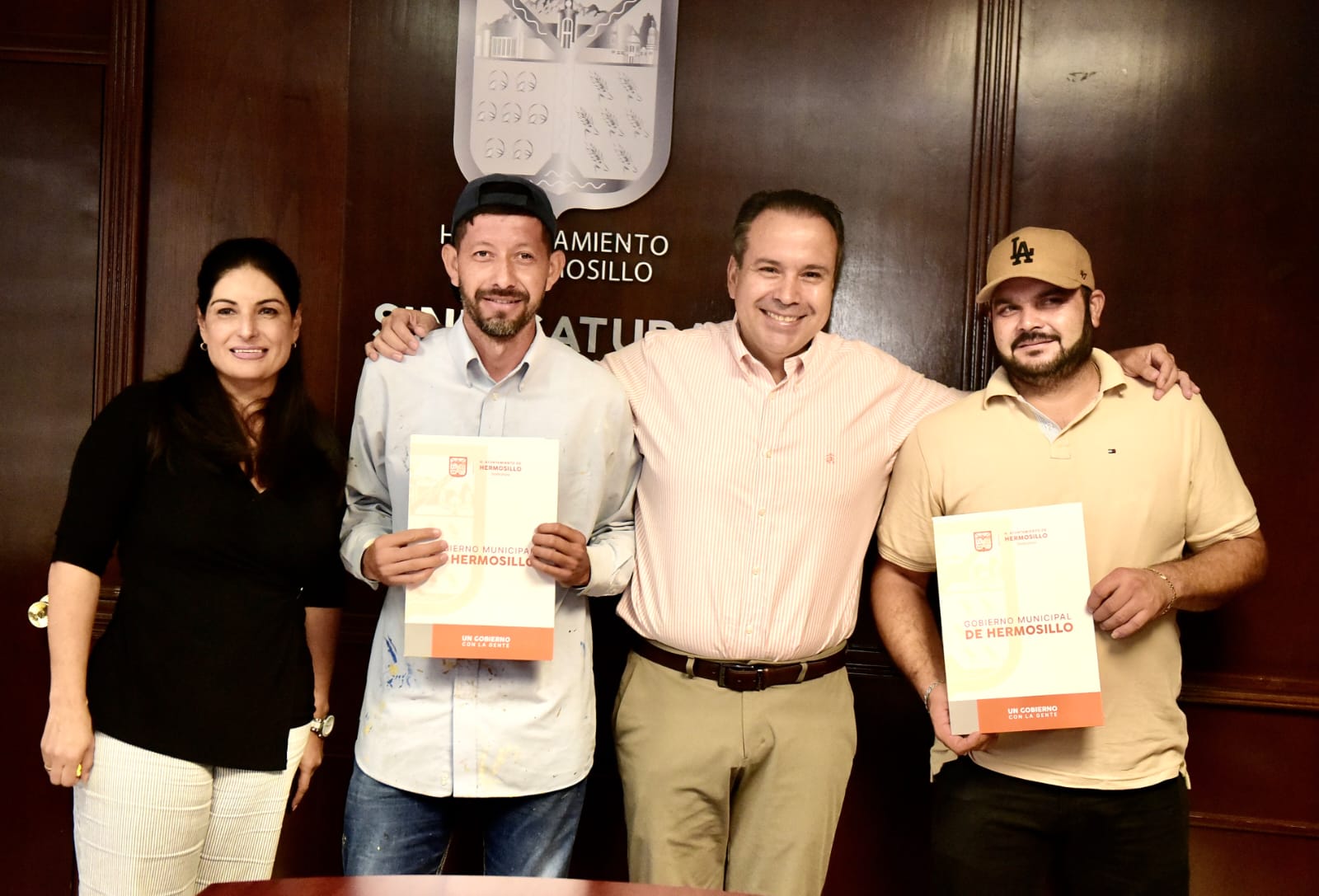 Entrega Toño Astiazarán Astiazarán títulos de propiedad a vecinos de El Ranchito