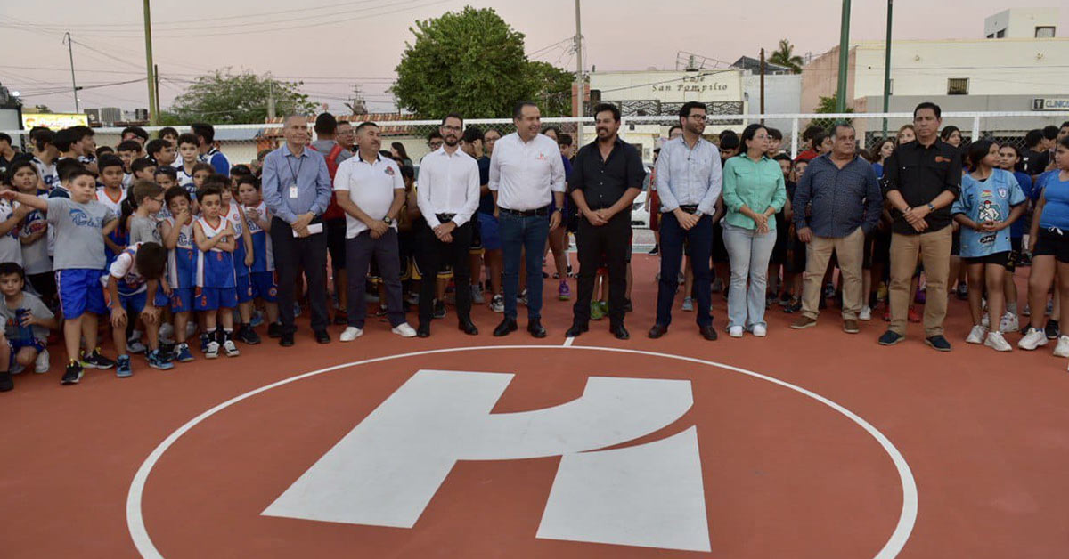 Entrega Toño Astiazarán cancha de basquetbol en Parque 16 de Septiembre