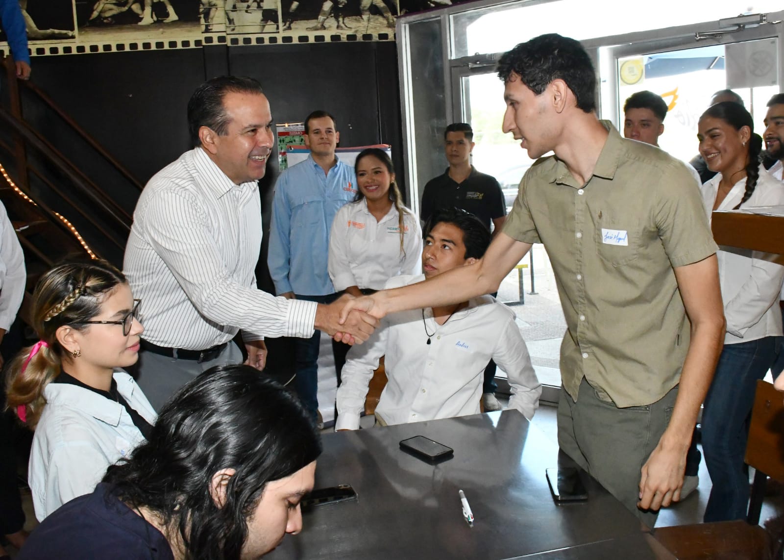 Presentan jóvenes a Toño Astiazarán proyecto de Consejo Estudiantil Universitario Presentan jóvenes a Toño Astiazarán proyecto de Consejo Estudiantil Universitario