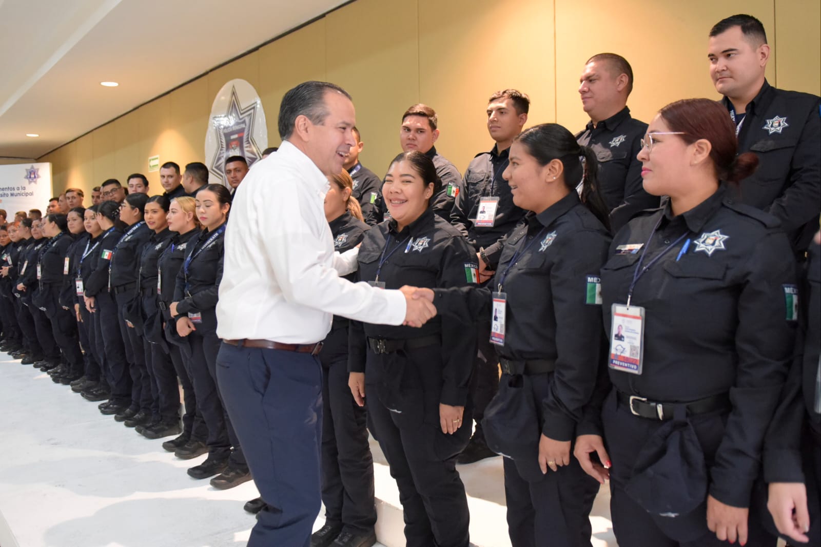 Da Toño Astiazarán bienvenida a 57 policías municipales y premia buen desempeño