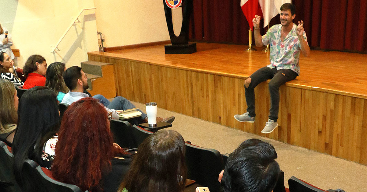 Ofrece Javier Santaolalla Master Class a universitarios