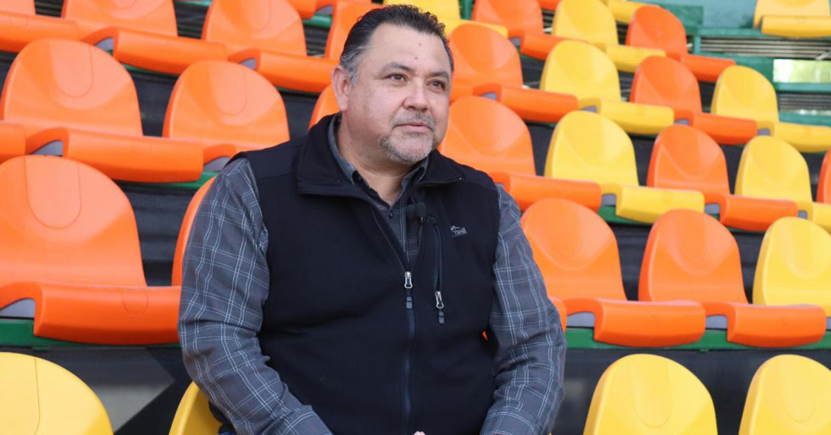 Carlos Emilio Acosta llega al Salón de la Fama a reunirse con el «Cangas»