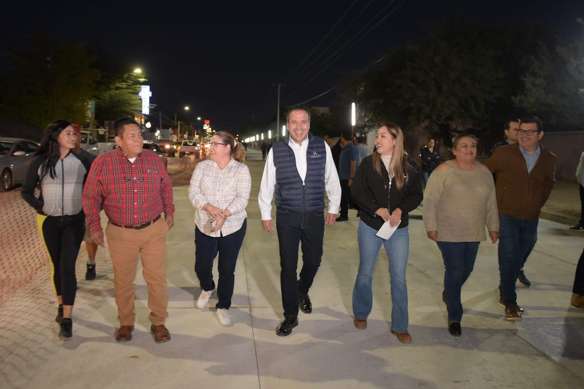 Junto a vecinos Toño Astiazarán supervisa avances de rehabilitación en avenida Navojoa