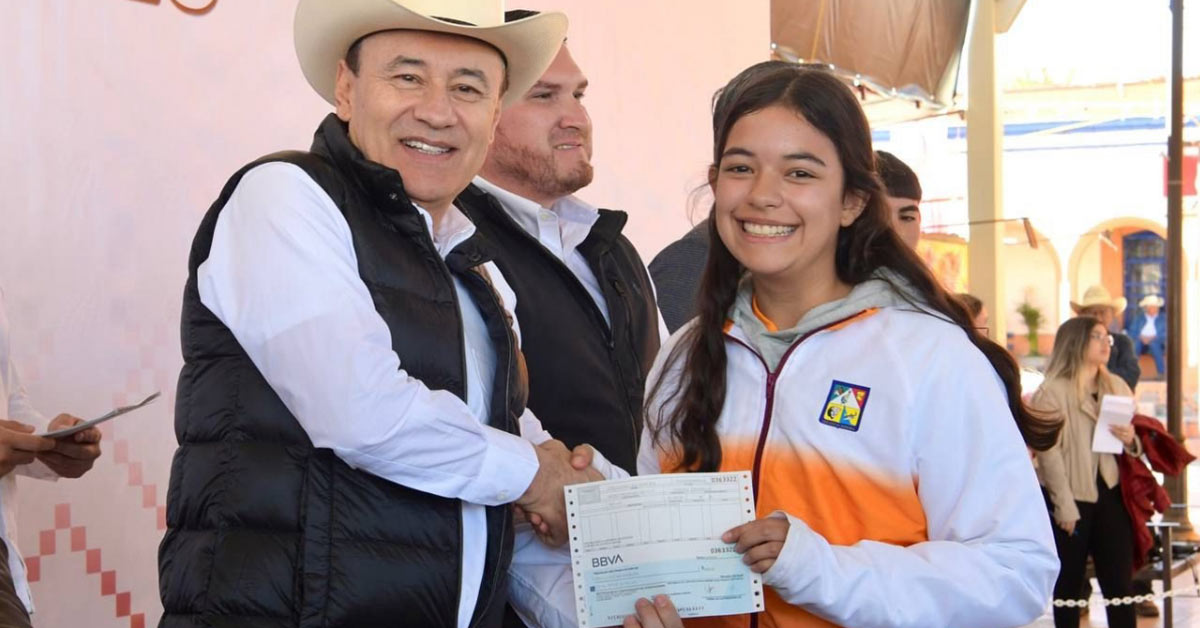 Beneficia gobernador Durazo a familias de Sahuaripa con certeza jurídica, becas e infraestructura deportiva