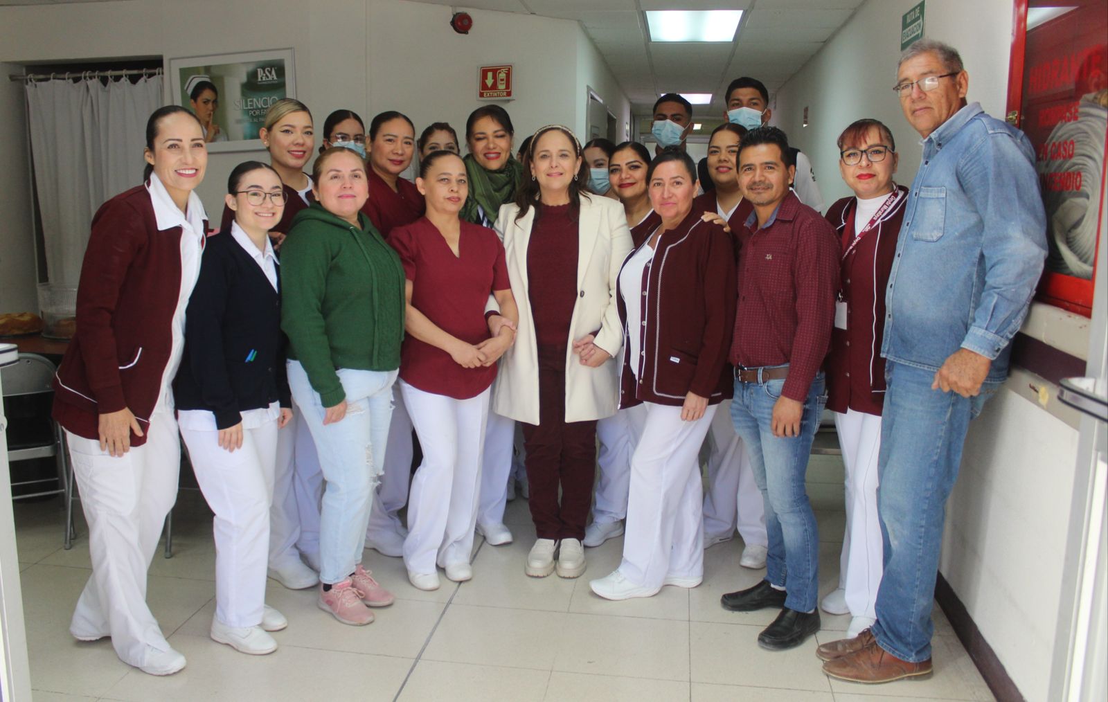 Convive Doctora Karla Córdova González con enfermeras y enfermeros de Guaymas