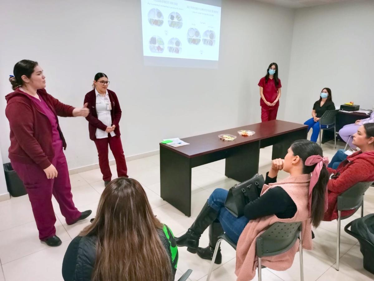 Orienta Isssteson a papás sobre la alimentación complementaria de bebés