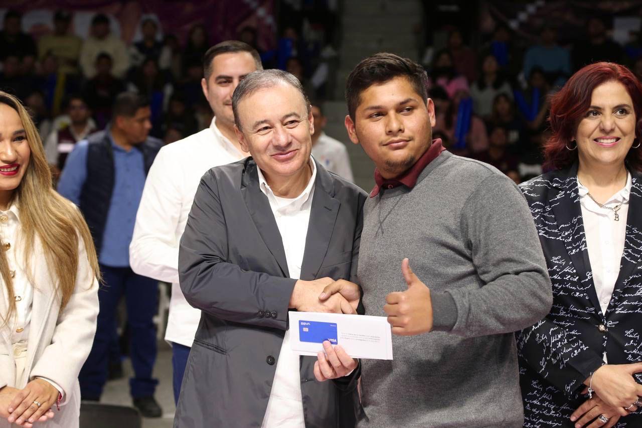 Entrega gobernador Alfonso Durazo más de cuatro mil becas a estudiantes universitarios