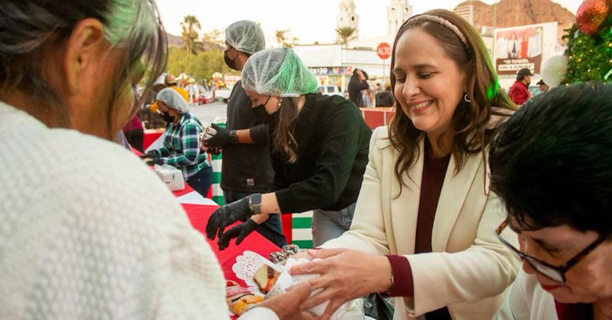 Participa Doctora Karla Córdova González en entrega de Rosca de Reyes