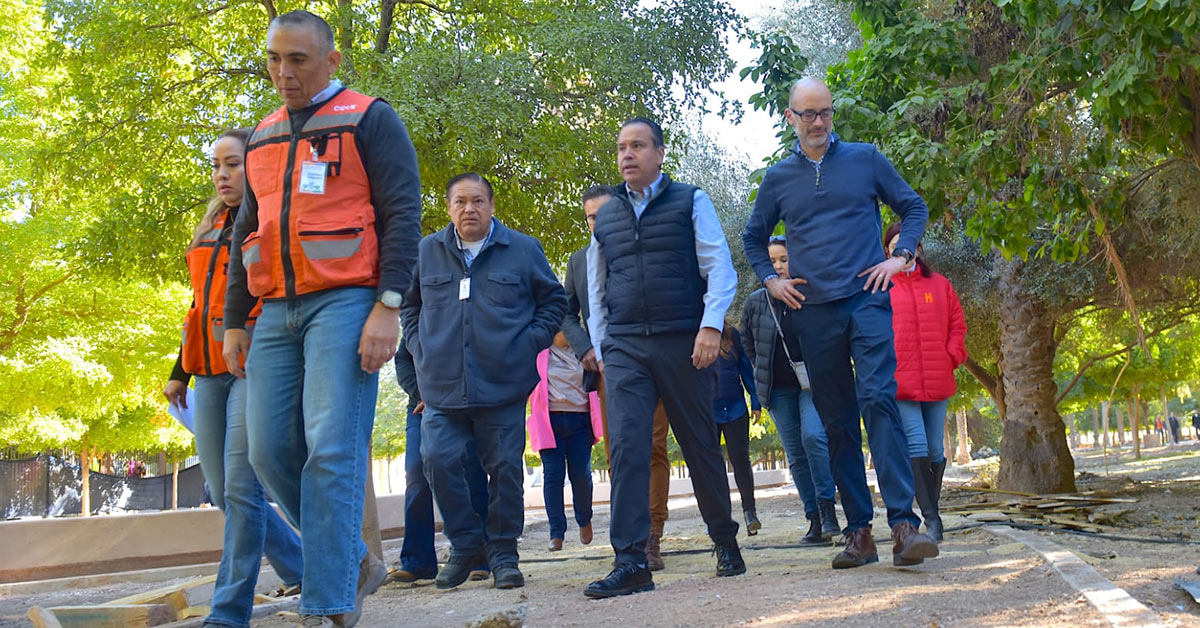 Muestra Toño Astiazarán obras en Parque Madero a alcalde de San Pedro Garza García, Nuevo León