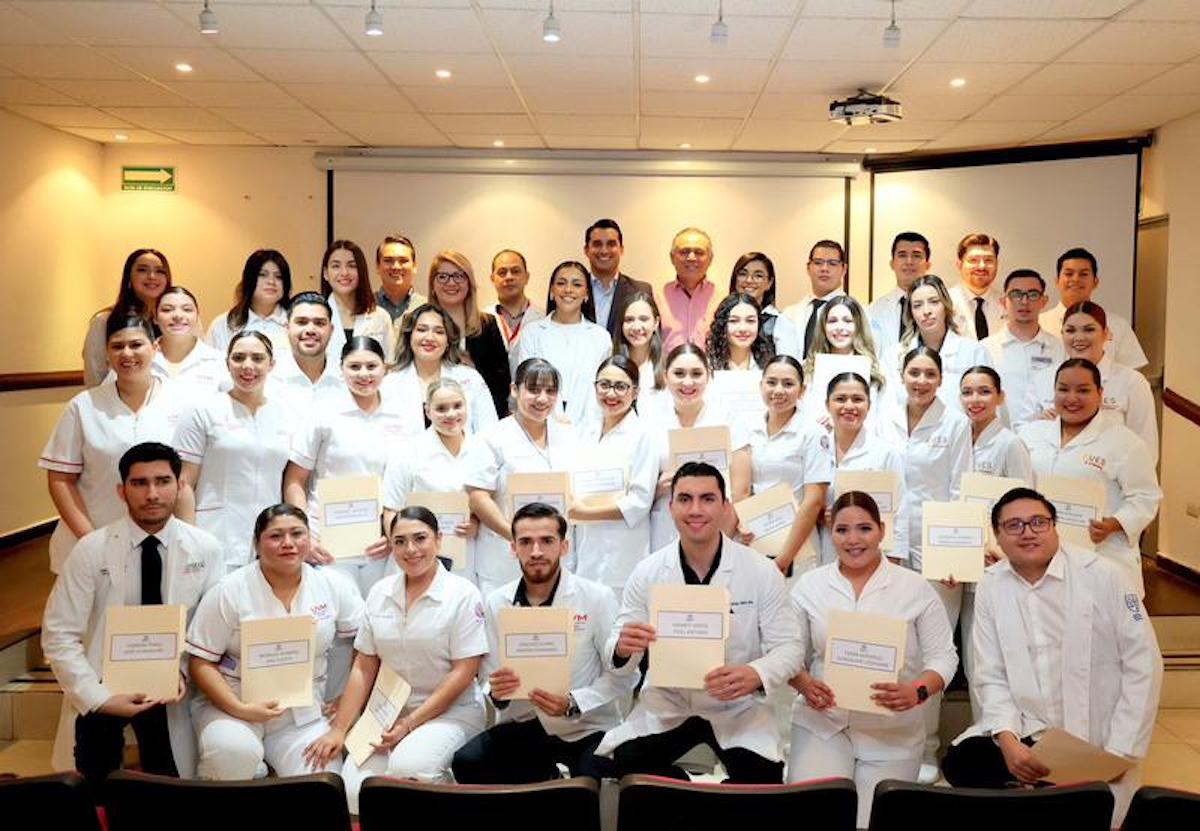 Culminan 36 estudiantes de enfermería, odontología, nutrición y medicina su servicio social en Isssteson