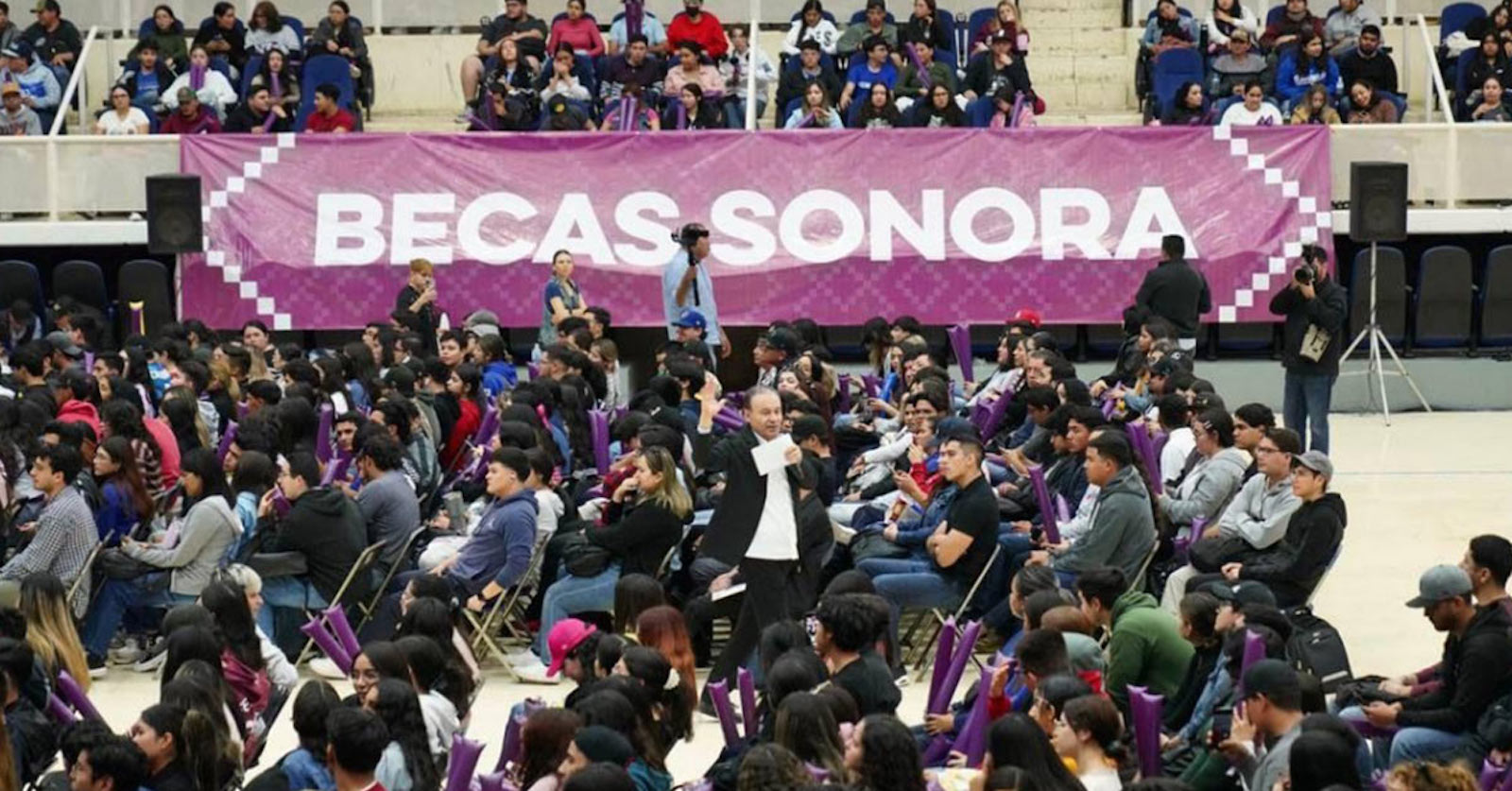 Beneficia Gobernador Alfonso Durazo  a universitarios con becas en Cajeme