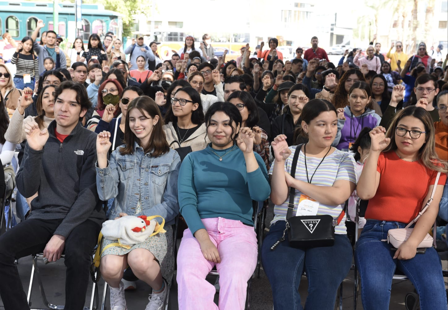 Se gradúan 2 mil 400 jóvenes del Taller de Lengua de Señas Mexicana