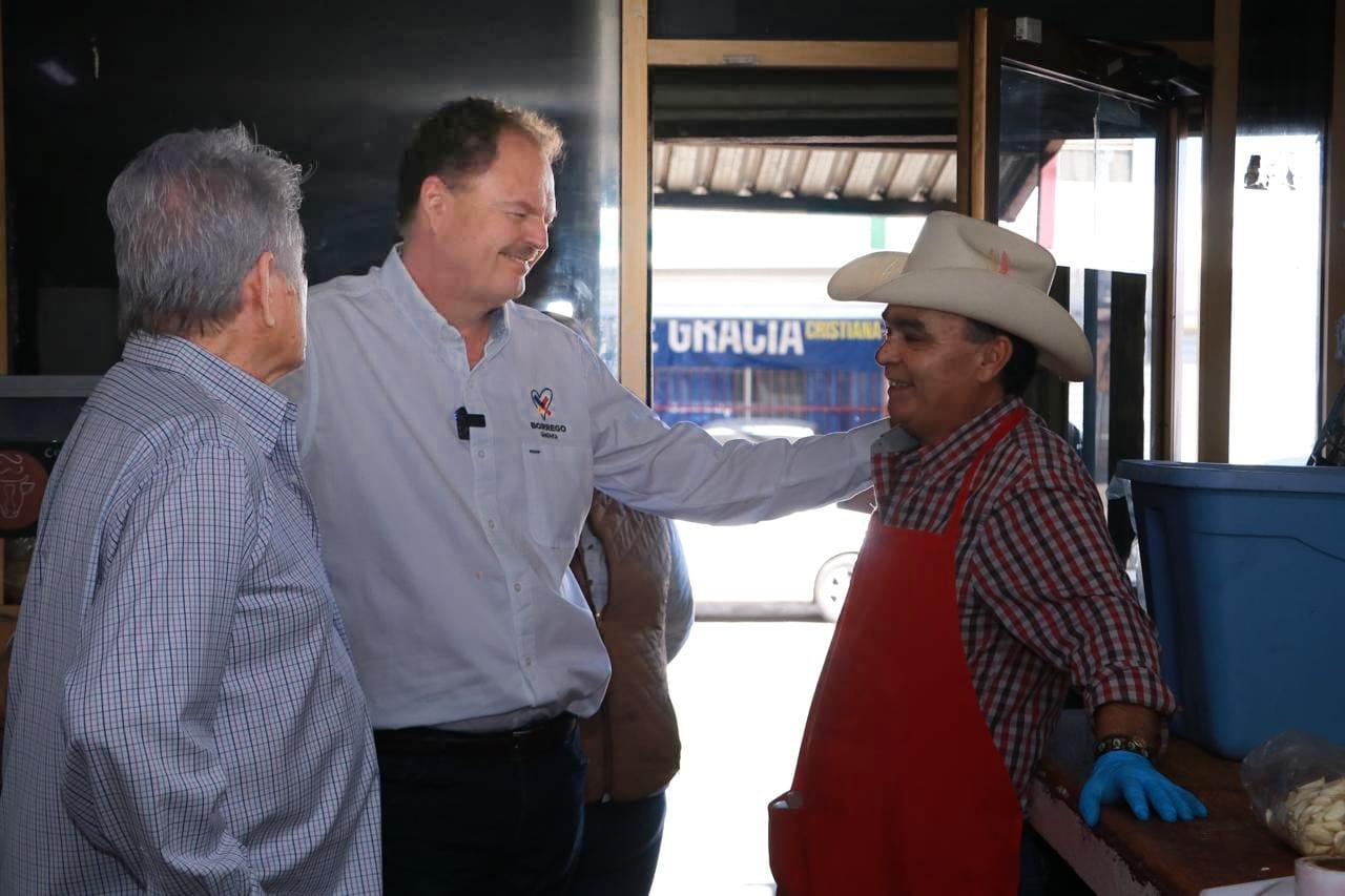 Visita “El Borrego” Gándara a locatarios y clientes del Mercado No. 2