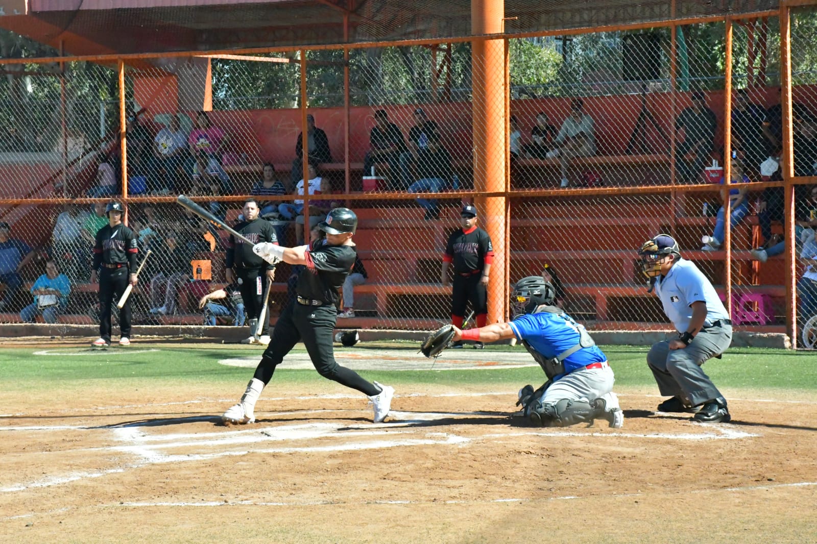 Compiten por el triunfo en la final de la Liga de Beisbol Interdependencias del Ayuntamiento de Hermosillo