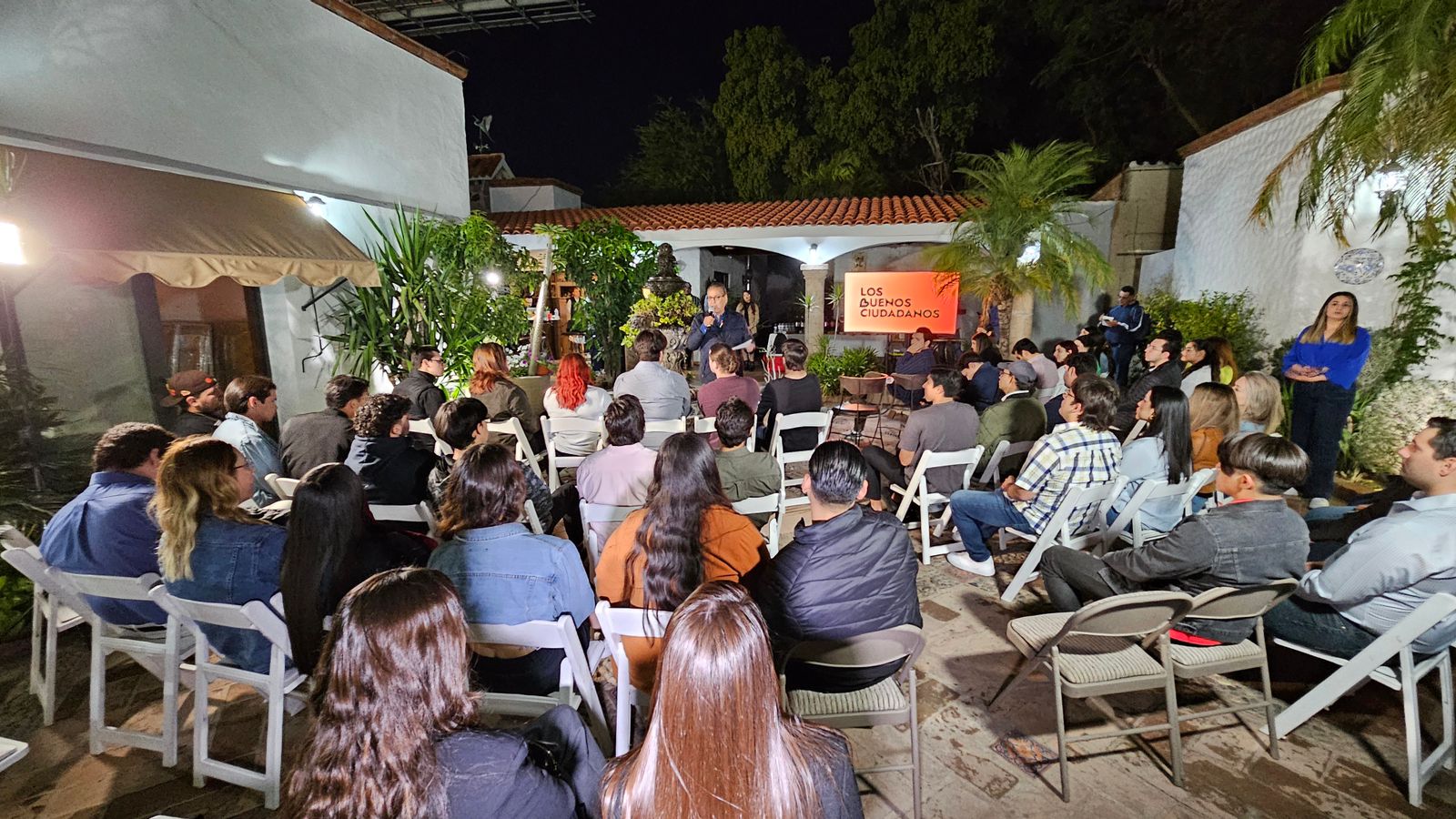 Diálogo franco y directo de jóvenes de diferentes municipios con Beltrones