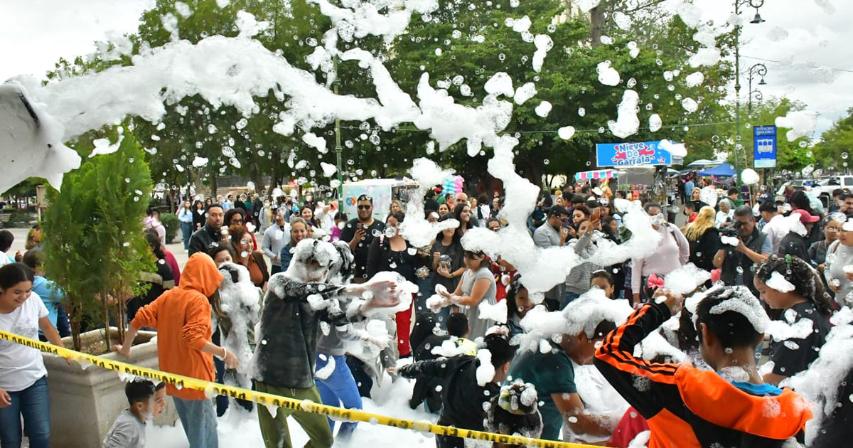 Disfrutan familias fiesta de espuma en la Víactiva