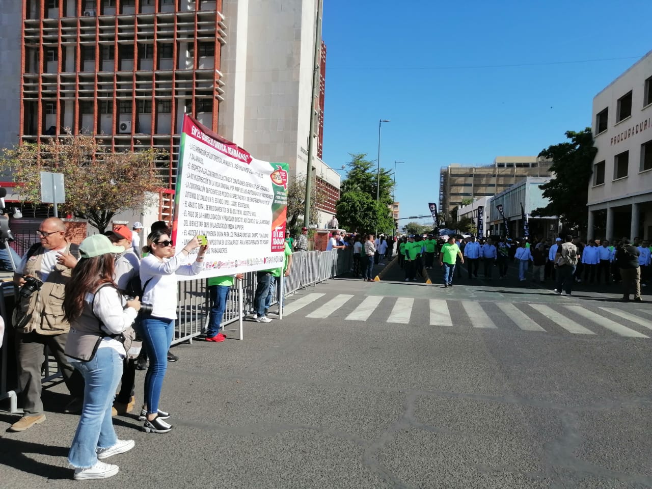 Participan más de 20 mil personas en desfile del primero de mayo Día del Trabajo