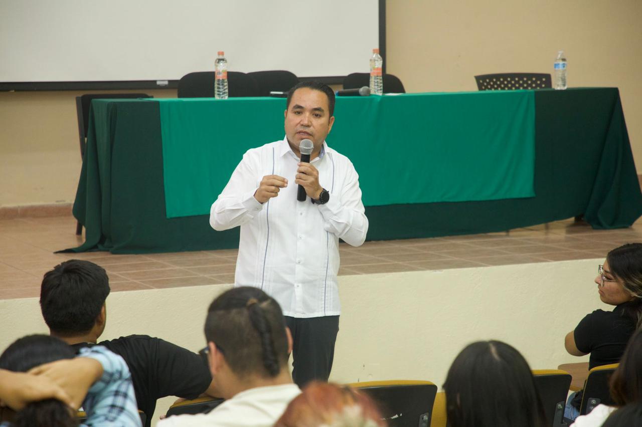 Heriberto Aguilar ante universitarios: con López Obrador, en 1997, iniciamos la revolución de conciencias Heriberto Aguilar ante universitarios: con López Obrador, en 1997, iniciamos la revolución de conciencias