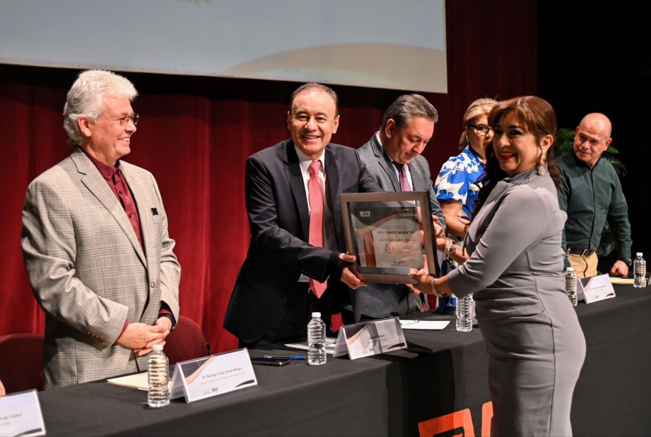 Preside Gobernador ceremonia de homenajeados de Cobach 2024