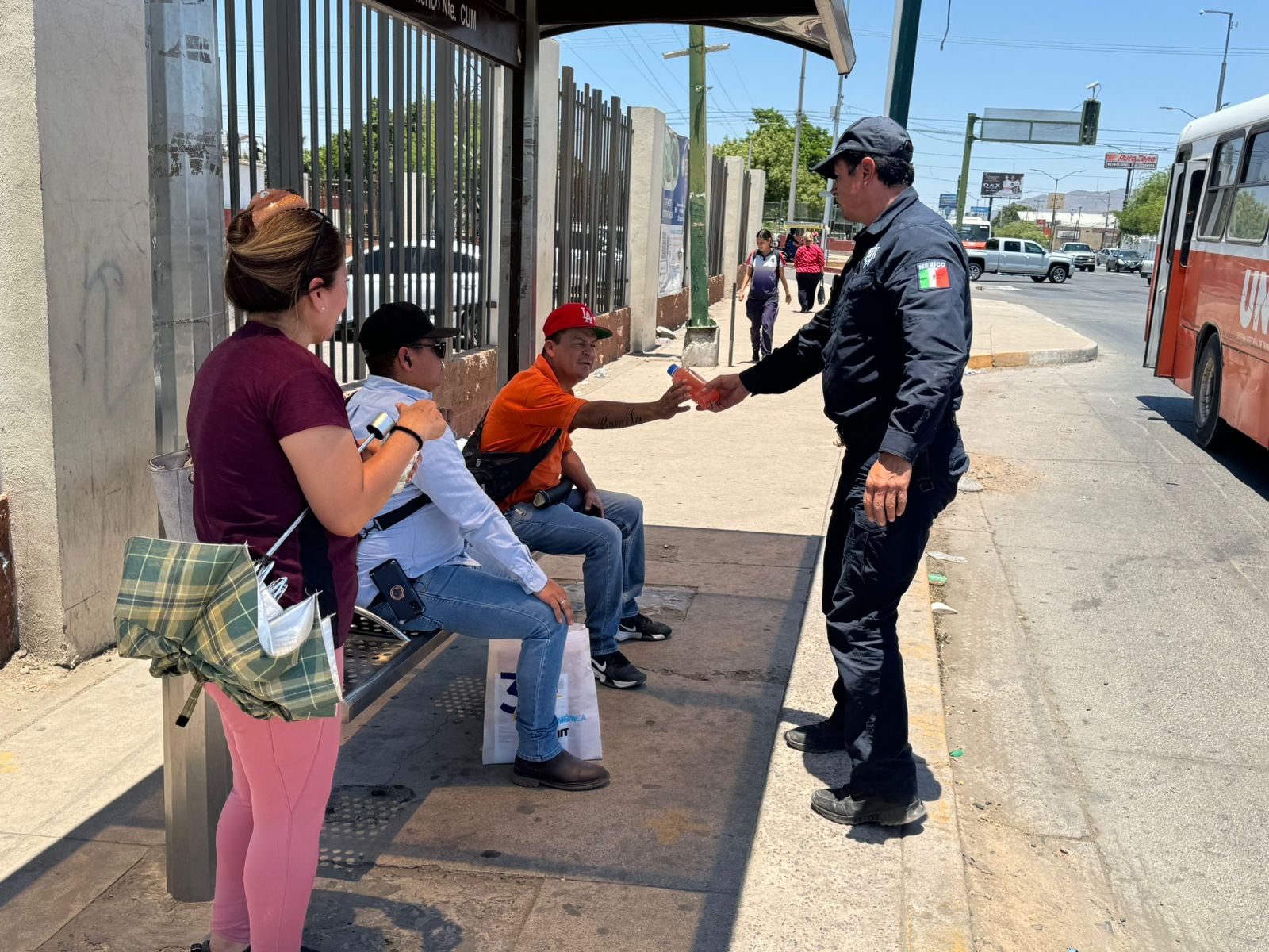 Ayuda Ayuntamiento de Hermosillo a personas a evitar riesgos por altas temperaturas