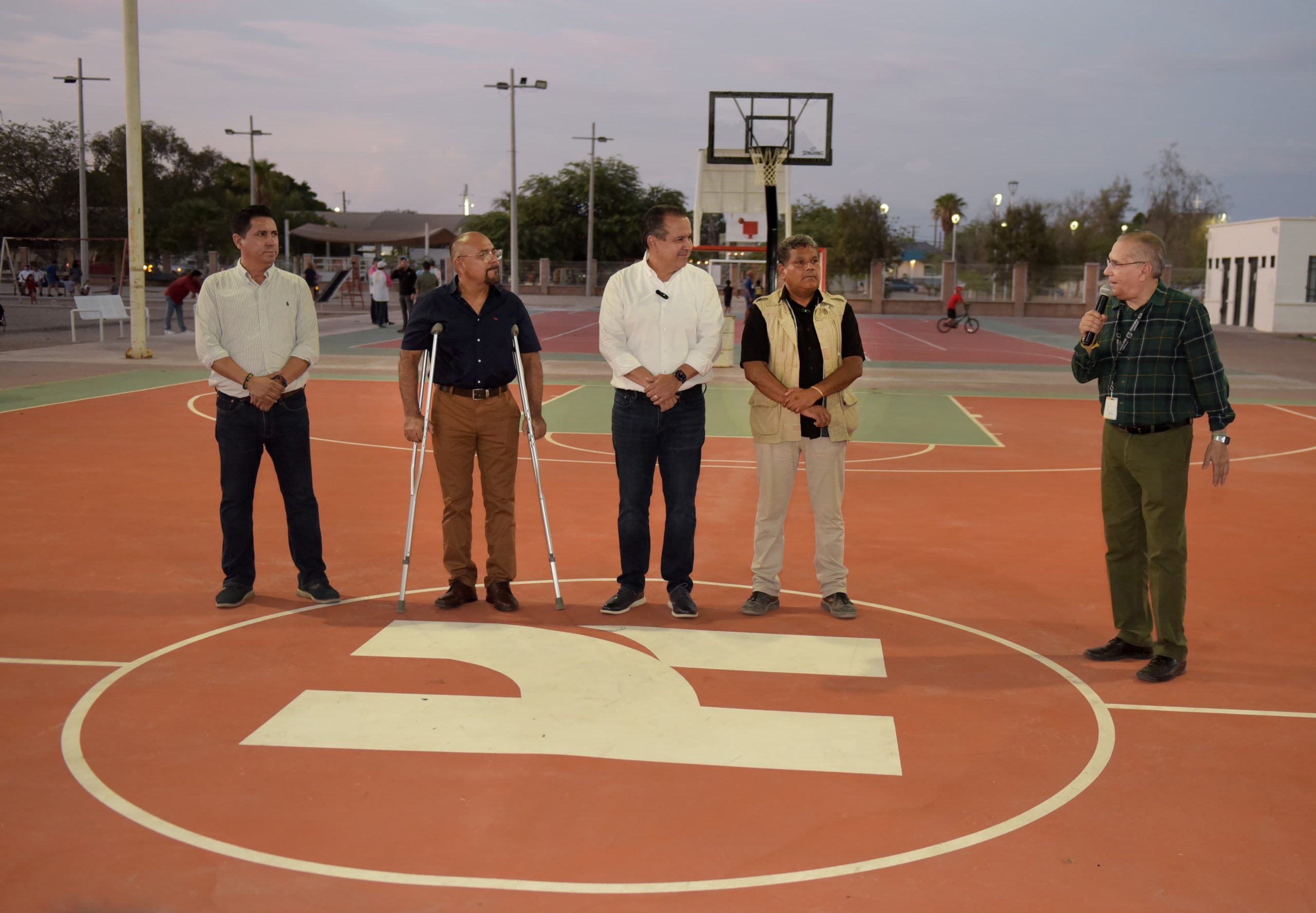Entrega Toño Astiazarán rehabilitación de canchas de basquetbol en Bahía de Kino