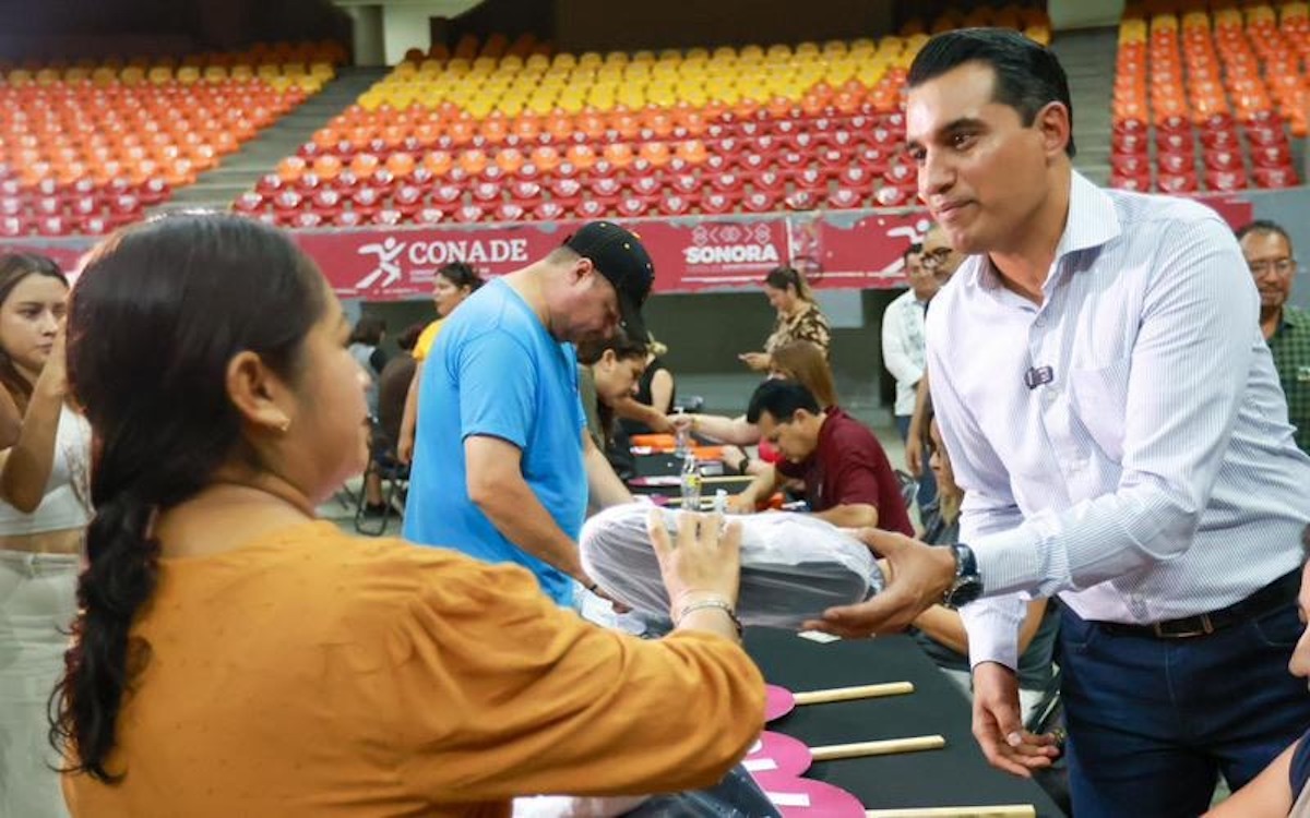 Inicia en Hermosillo entrega de uniformes y zapatos escolares gratuitos
