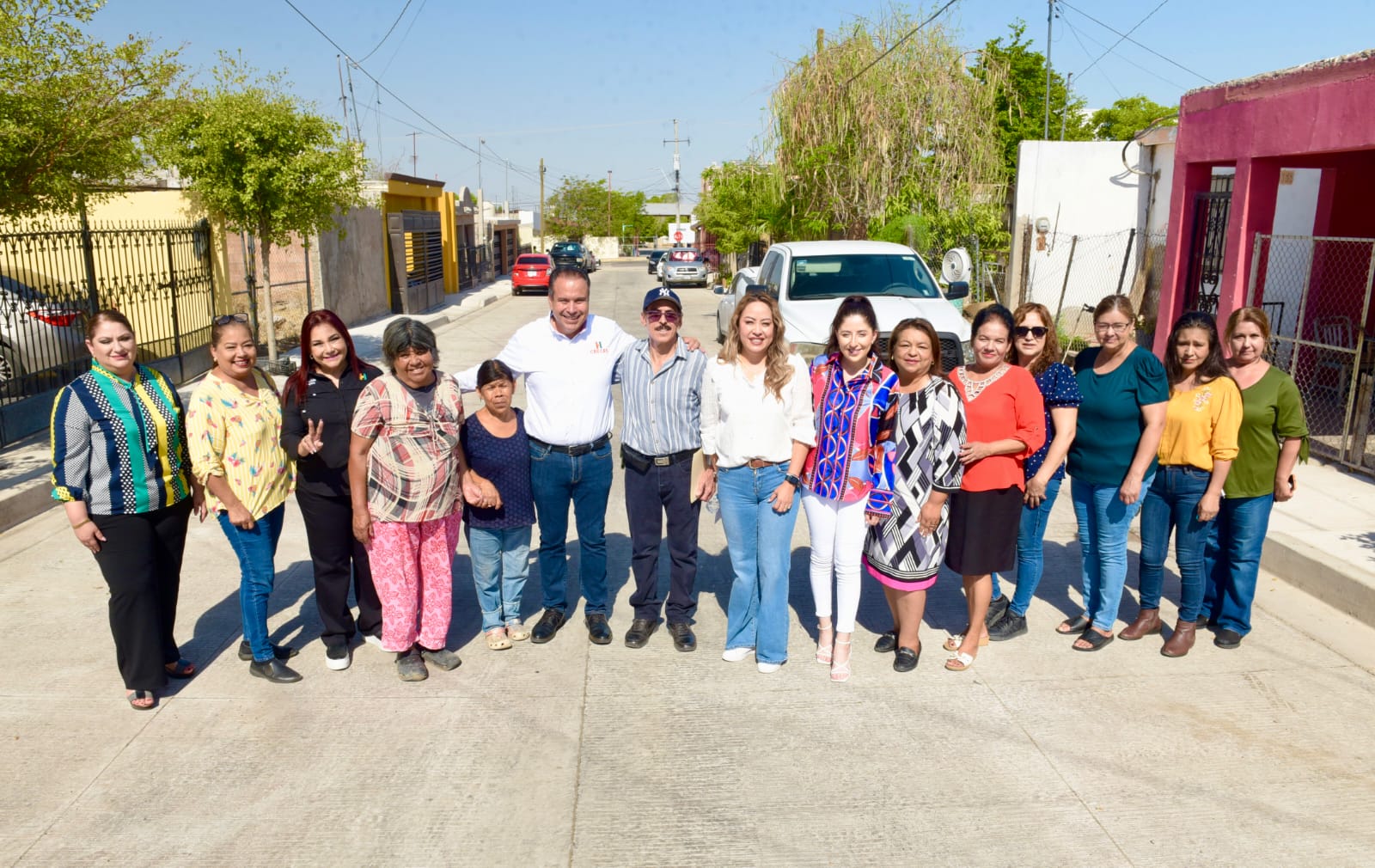 Entrega Toño Astiazarán rehabilitación con concreto hidráulico de calle en la Jacinto López